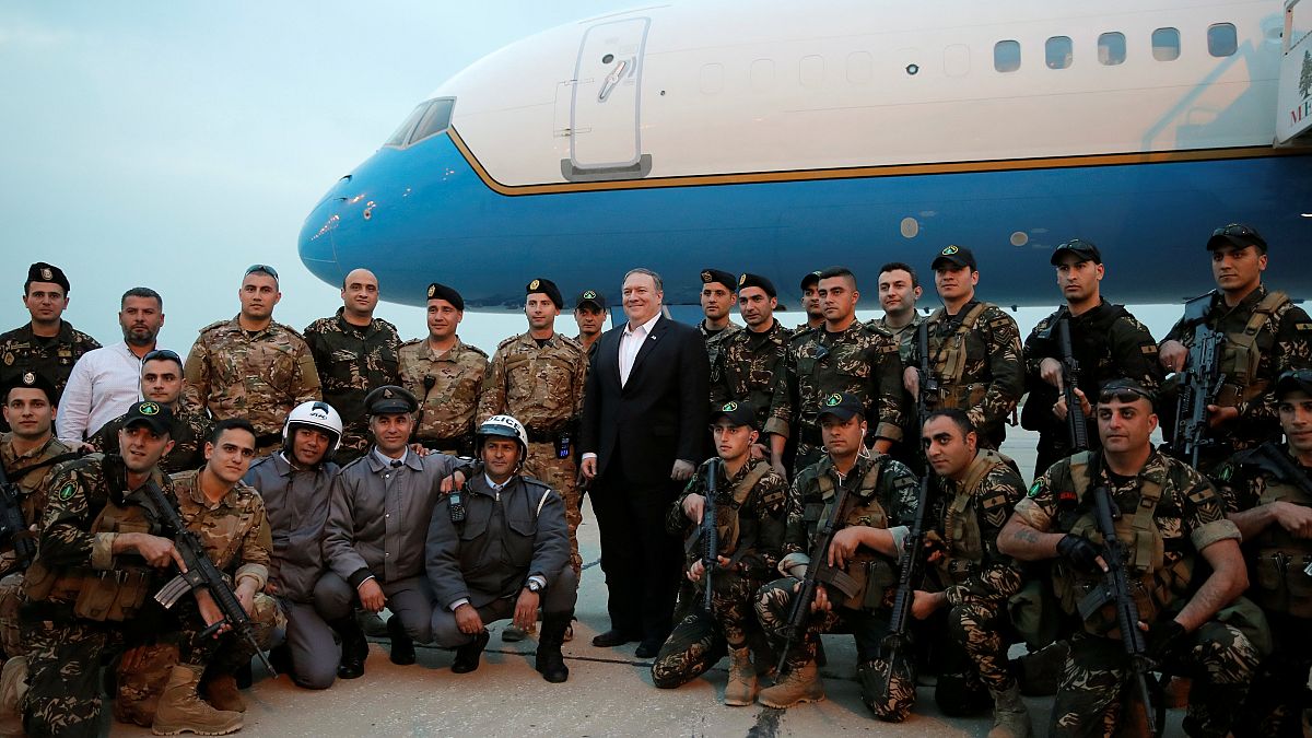 جنود وشرطيون لبنانيون يرحبون بوزير الخارجية الأميركي مايك بومبيو (أرشيف) 