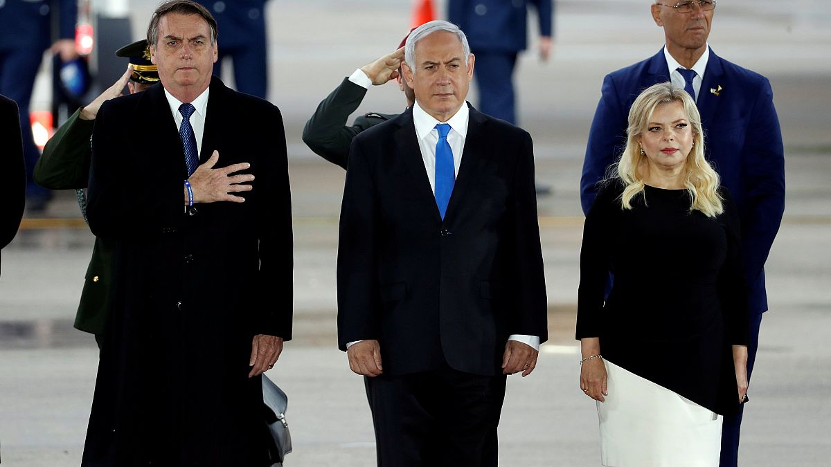 ترامب البرازيلي يصل تل أبيب ويحيي نتنياهو بالعبرية "أحب إسرائيل" 