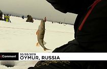 شاهد.. 1500 صياد يشاركون بتحدي صيد السمك في مياه بحيرة بايكال المتجمدة