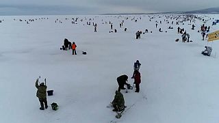 Wettbewerb im Eisfischen auf dem Baikalsee