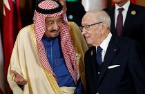 العاهل السعودي يغادر قمة تونس ويشيد بنتائجها الإيجابية