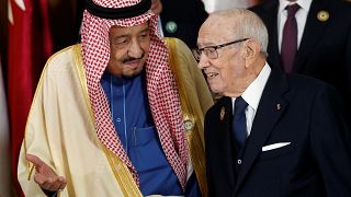 العاهل السعودي يغادر قمة تونس ويشيد بنتائجها الإيجابية 