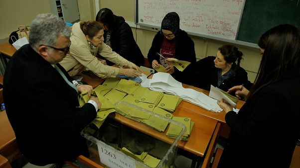 حزب اردوغان وحزب الشعب يعلنان فوزهما برئاسة بلدية اسطنبول قبل انتهاء الفرز حزب اردوغان وحزب الشعب يعلنان فوزهما برئاسة بلدية اسطنبول قبل انتهاء الفرز