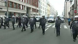 Demonstranten werfen Fenster der EU Kommission in Brüssel ein