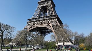 Parigi: festa per l'ultracentenaria Torre Eiffel