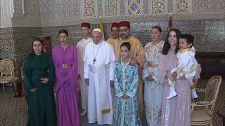 البابا فرانسيس مع أفراد من العائلة الملكية في المغرب