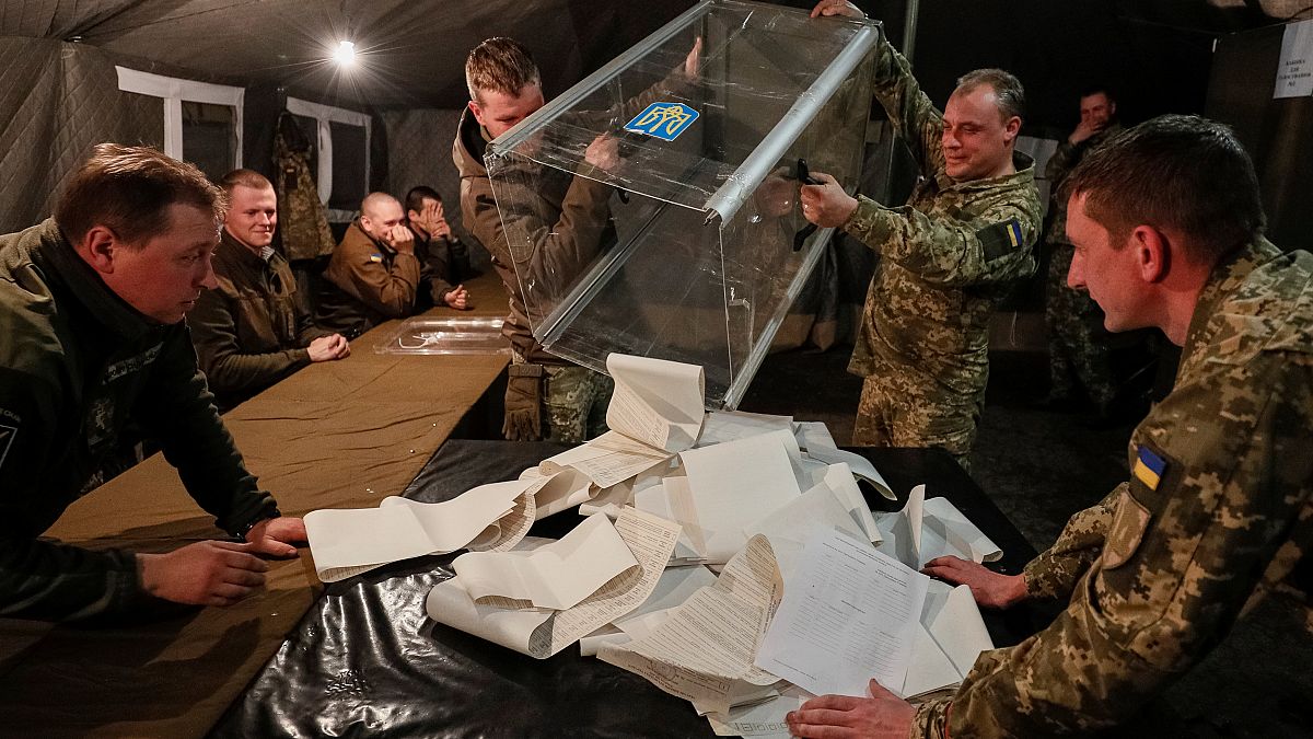 Πρωτιά Ζελένσκι δείχνουν τα exit polls - Αμφισβητεί το αποτέλεσμα η Τιμοσένκο
