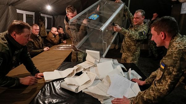 Πρωτιά Ζελένσκι δείχνουν τα exit polls - Αμφισβητεί το αποτέλεσμα η Τιμοσένκο Πρωτιά Ζελένσκι δείχνουν τα exit polls - Αμφισβητεί το αποτέλεσμα η Τιμοσένκο