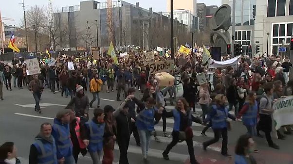 Más de ocho mil manifestantes por el clima en Bruselas Más de ocho mil manifestantes por el clima en Bruselas