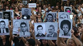 غضب البرازيليين من تأييد الرئيس لحكومة انقلاب عسكري قتلت وعذبت المئات