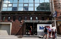 A HírTV munkatársai a csatorna székháza előtt 2018 augusztus elsején