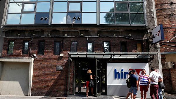 A HírTV munkatársai a csatorna székháza előtt 2018 augusztus elsején A HírTV munkatársai a csatorna székháza előtt 2018 augusztus elsején