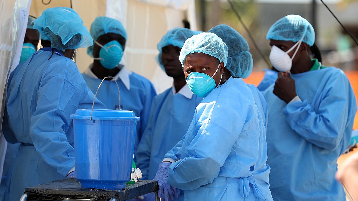 فريق طبي يستعد لعلاج مصابين بالكوليرا في موزامبيق يوم 29 مارس آذار 2019