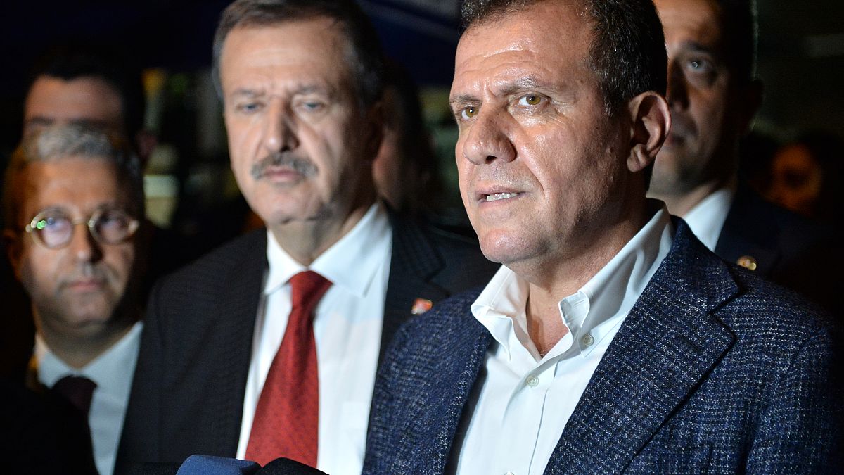 CHP Mersin Büyükşehir Belediye Başkan adayı Vahap Seçer (sağda)