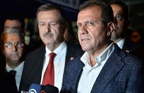 CHP Mersin Büyükşehir Belediye Başkan adayı Vahap Seçer (sağda)