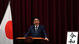 رئيس الوزراء الياباني شينزو آبي خلال مؤتمر صحفي للإعلان عن اسم الحقبة الإمب