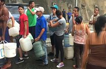 Les Vénézuéliens à la recherche d'eau dans les rues de Caracas