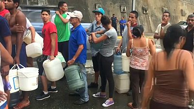 Les Vénézuéliens à la recherche d'eau dans les rues de Caracas