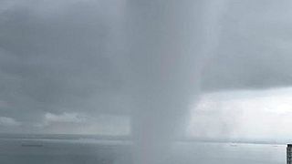 شاهد: عامود مياه يقتحم جزيرة ماليزية