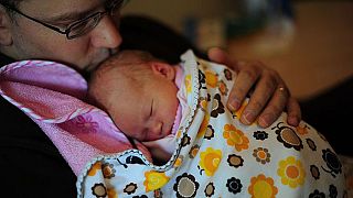 Nyolc hét apasági szabadságot kapnak Spanyolországban a férfiak gyermekük születése után