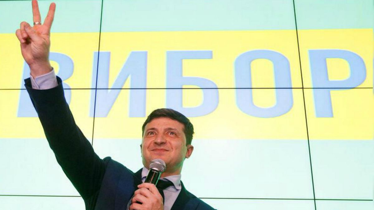 فرز الأصوات يؤكد تقدم الممثل الكوميدي زيلينسكي في الانتخابات الأوكرانية