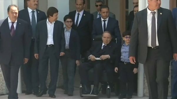 Abdelaziz Bouteflika vai demitir-se até ao final do mês Abdelaziz Bouteflika vai demitir-se até ao final do mês