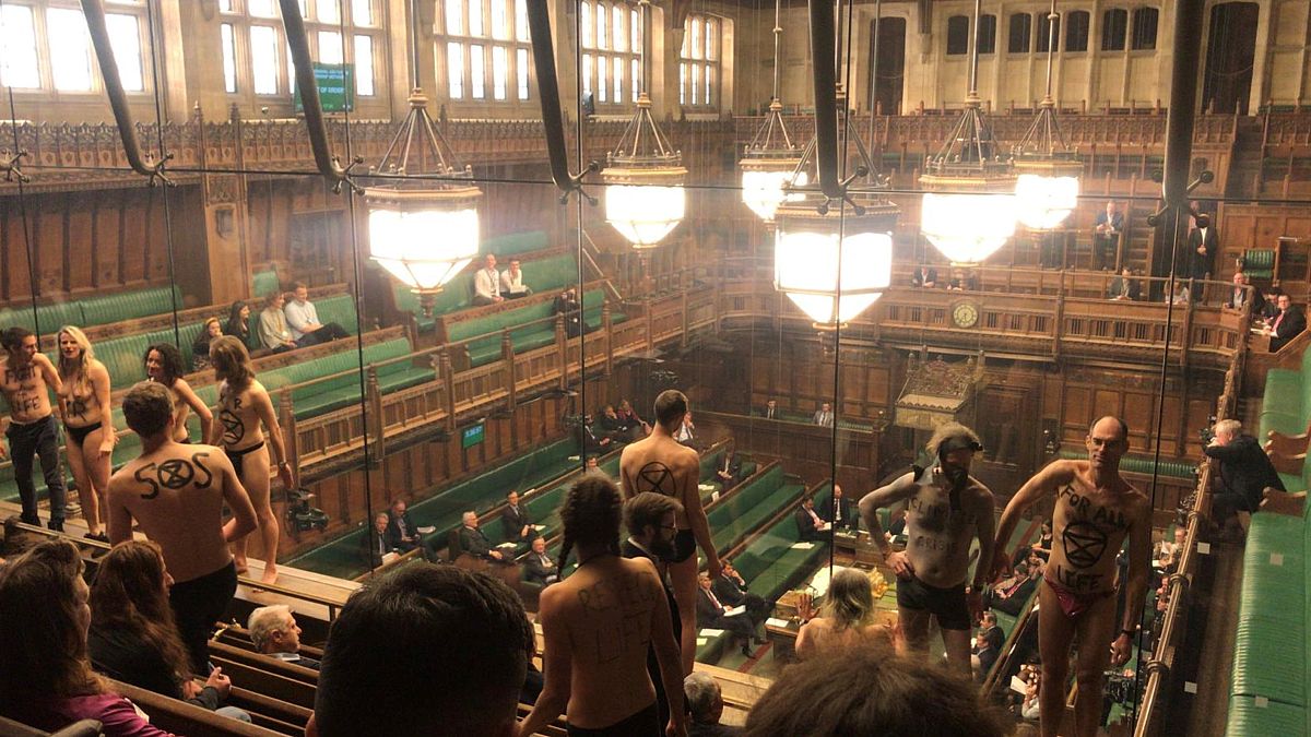 Klimademonstranten ziehen sich im britschen Parlament bis auf die Unterhosen aus