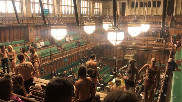 Klimademonstranten ziehen sich im britschen Parlament bis auf die Unterhosen aus Klimademonstranten ziehen sich im britschen Parlament bis auf die Unterhosen aus
