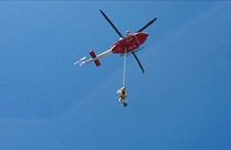 امدادگران ایتالیایی گاو اسیر شده میان صخره‌ها را با هلی‌کوپتر نجات دادند