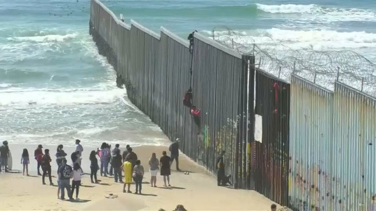 عشرات المهاجرين يتسلقون السياج الحدودي مع الولايات المتحدة