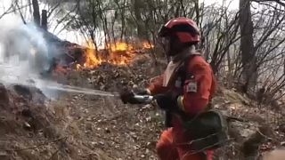 Harminc tűzoltó vesztette életét a kínai erdőtűzben