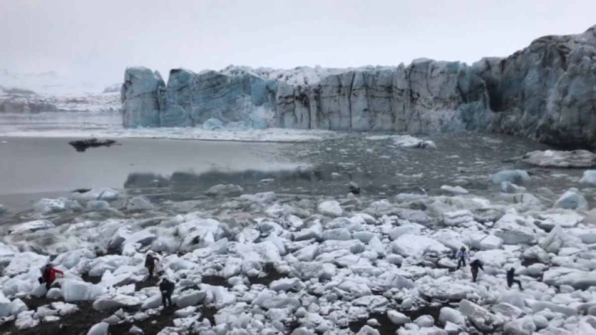 Video: Buzulun çökmesiyle oluşan dev dalgadan son anda kurtuldular
