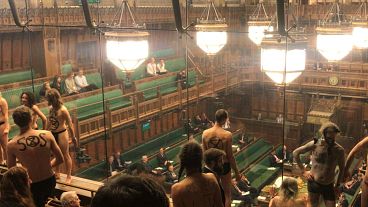 Çıplak protestocular ingiltere parlamentosunu bastı