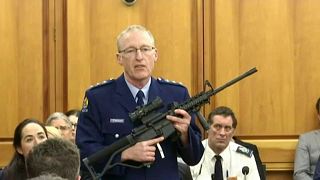 قانون جديد يشدد القيود على حيازة الأسلحة في نيوزيلندا بعد المذبحة