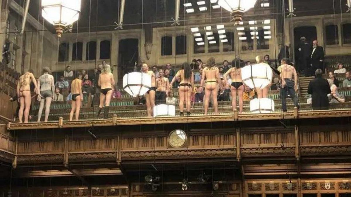 Un grupo de activistas climáticos se desnuda en el Parlamento británico