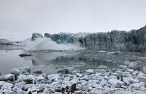 Islanda: turisti scappano dall'onda dopo il crollo del ghiacciaio