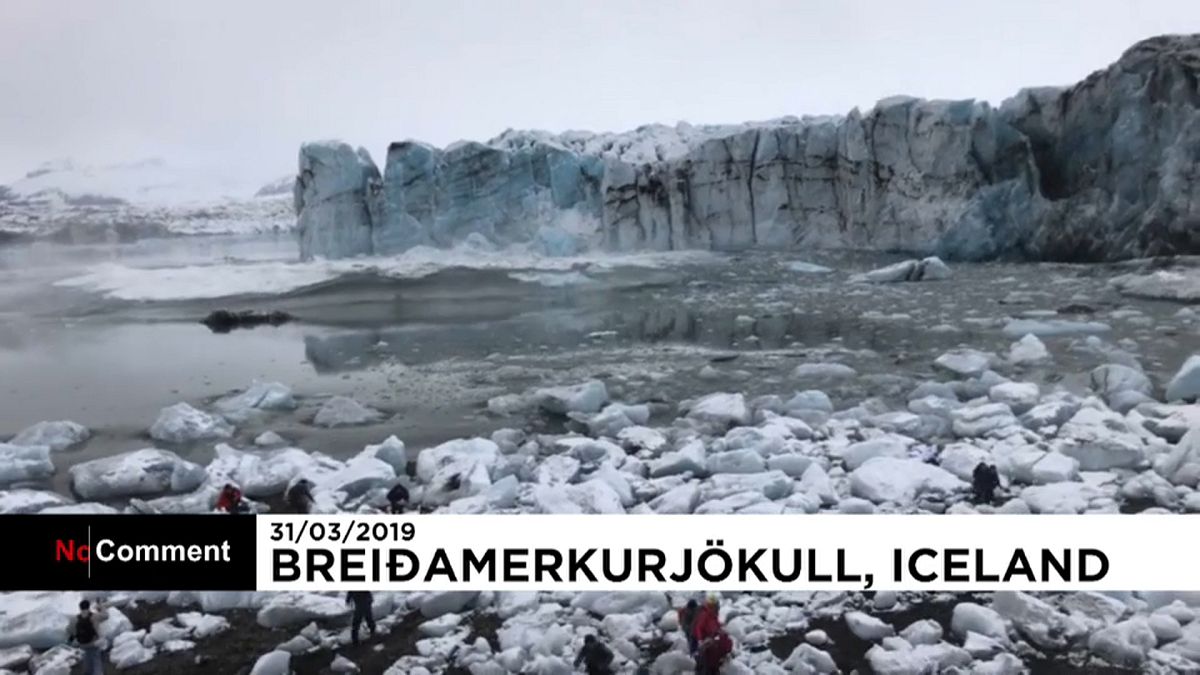 Туристы спасаются от обвалившегося ледника