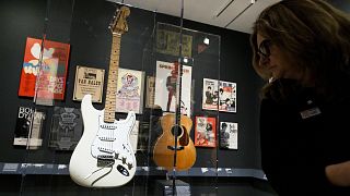 Chitarre, batterie e costumi dei grandi del Rock, in mostra a Nyc