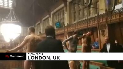 Royaume-Uni : des manifestants nus au Parlement