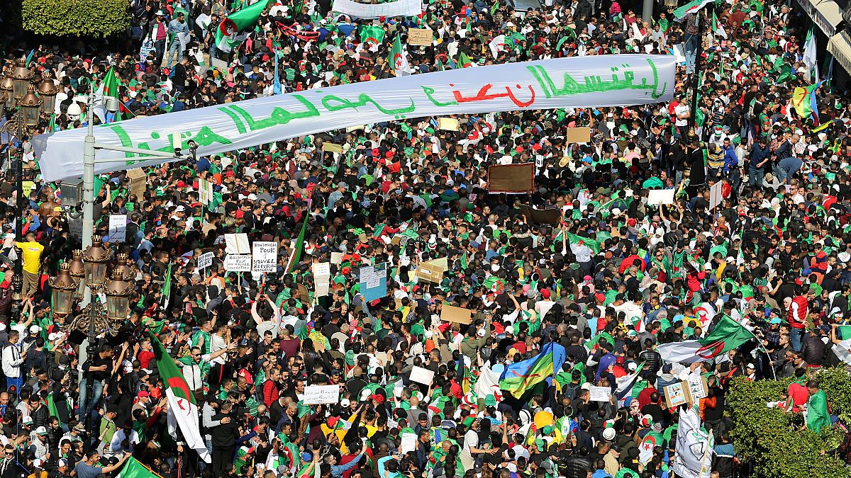 مئات الطلاب الجزائريين يتظاهرون ويطالبون بتنحي بوتفليقة فوراً 