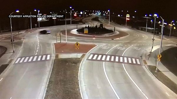 شاهد: سائق مسرع يطير من نافذة سيارته فتلتقطه كاميرا الشرطة شاهد: سائق مسرع يطير من نافذة سيارته فتلتقطه كاميرا الشرطة
