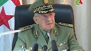 قائد الجيش الجزائري يدعو بوتفليقة إلى التنحي فورا
