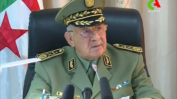 قائد الجيش الجزائري يدعو بوتفليقة إلى التنحي فورا قائد الجيش الجزائري يدعو بوتفليقة إلى التنحي فورا