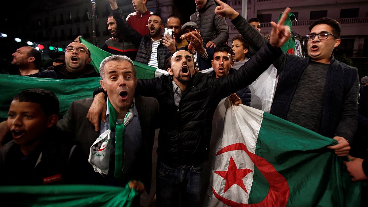 Argelinos celebram demissão de Bouteflika