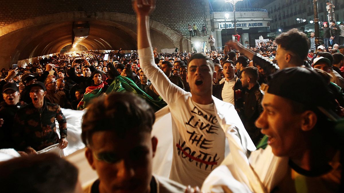 Euforia en Argel tras la dimisión del presidente Buteflika
