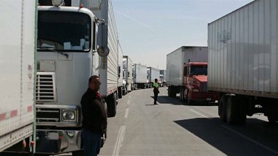 شاهد: طوابير شاحنات نقل البضائع عالقة بين الحدود المكسيكية-الأميركية
