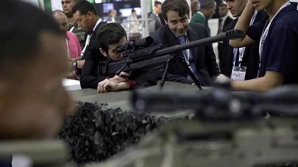 Pistola roubada em pleno salão de armas Pistola roubada em pleno salão de armas