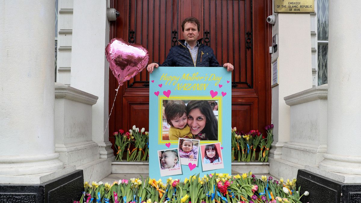 همسر نازنین زاغری در برابر سفارت ایران در لندن