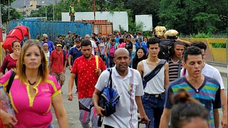شاهد: آلاف الفنزويليين يعبرون الحدود الكولومبية هربا من الفقر