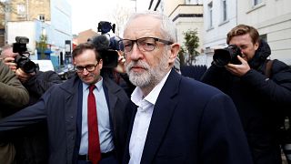 İngiliz askerleri İşçi Partisi lideri Jeremy Corbyn'in fotoğrafını hedef tahtasına koydu